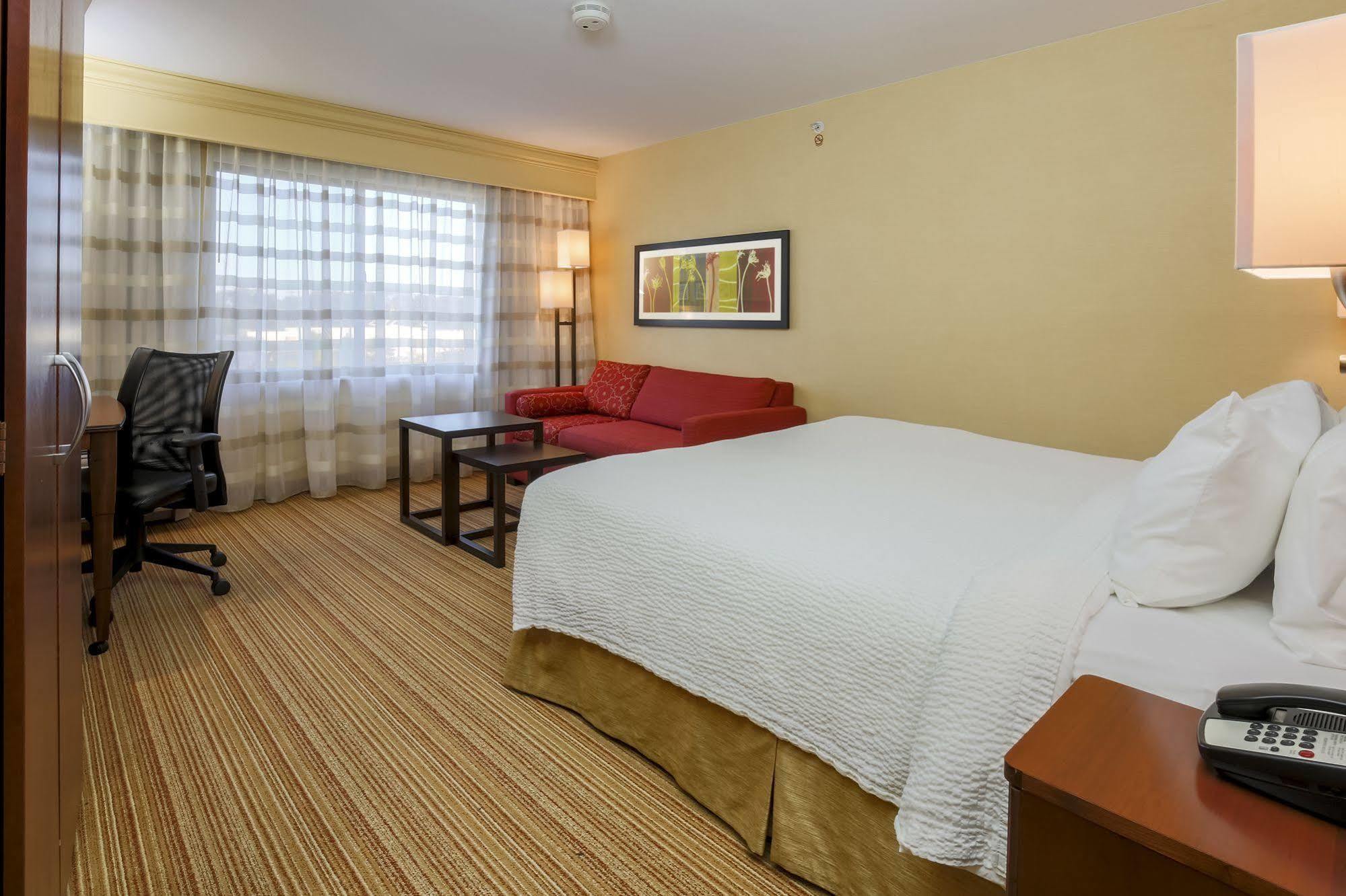 Courtyard By Marriott Potomac Mills Woodbridge Hotel Exterior foto